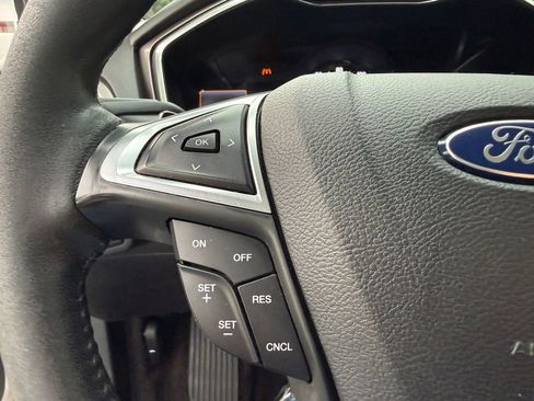 Used 2017 Ford Fusion SE w/ Fusion SE Technology Package FWD image 19