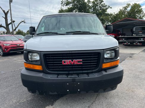 Used 2017 GMC Savana 3500 Extended image 2