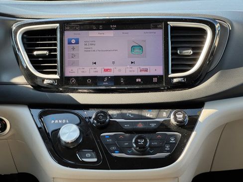Used 2023 Chrysler Pacifica Touring-L FWD image 14