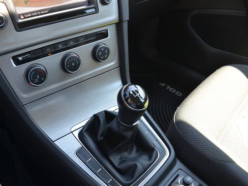 Used 2016 Volkswagen Golf S image 12