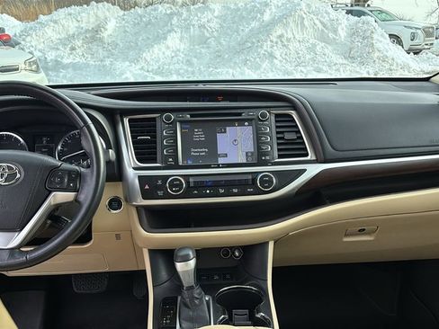Used 2015 Toyota Highlander Limited image 12