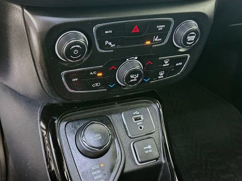 Used 2018 Jeep Compass Limited w/ Navigation Group AWD/4WD image 18