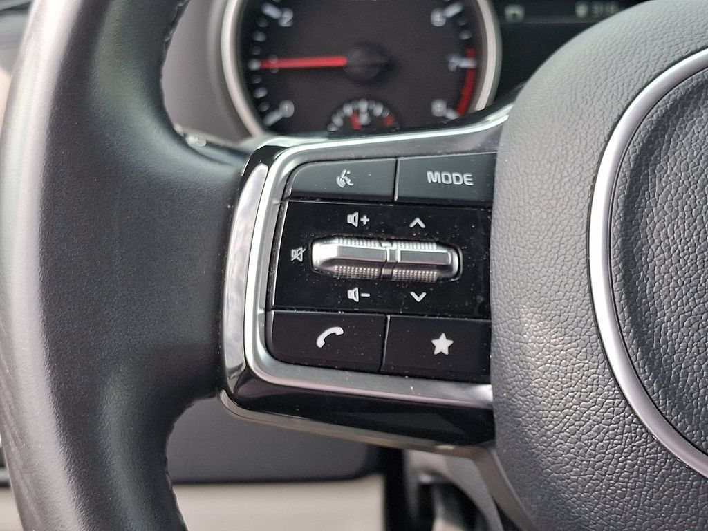 Used 2024 Kia Carnival LX FWD image 21