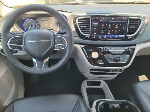Used 2024 Chrysler Pacifica Touring-L FWD image 12