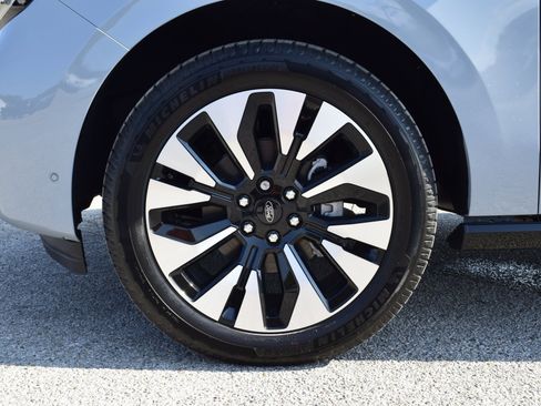 New 2025 Ford Expedition Platinum w/ Driver's Package image 27