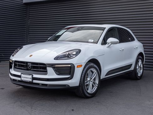 Certified 2023 Porsche Macan image 1
