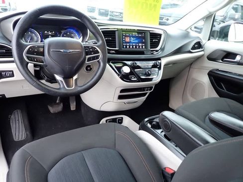 Used 2020 Chrysler Pacifica Touring image 19