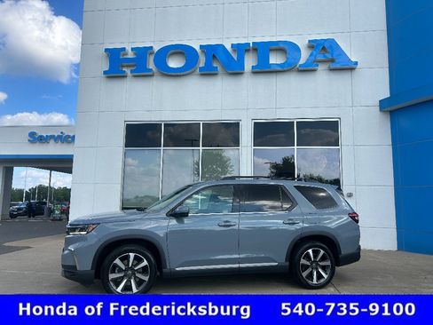 Used 2024 Honda Pilot Touring image 1