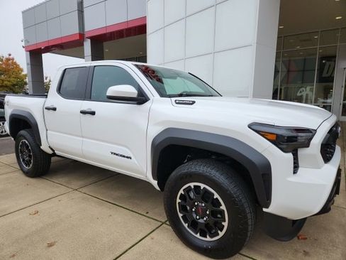 Used 2024 Toyota Tacoma TRD Off-Road image 4