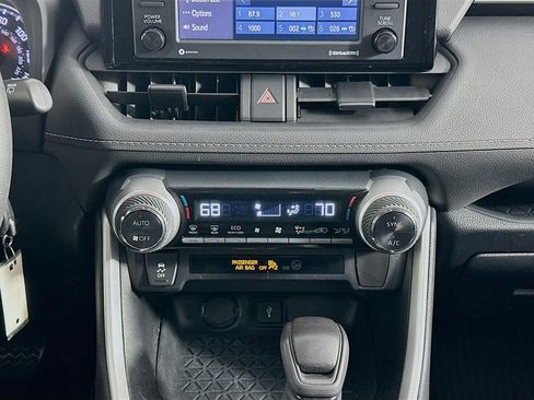 Used 2021 Toyota RAV4 LE image 16