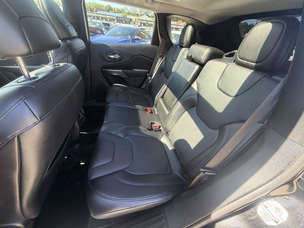 Used 2021 Jeep Cherokee Latitude Lux w/ Sun & Sound Group AWD/4WD image 10
