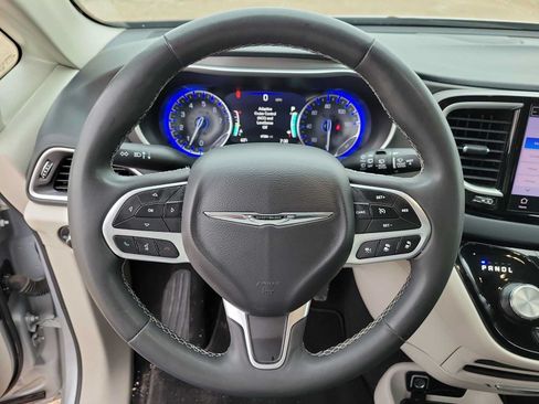 Used 2023 Chrysler Pacifica Touring-L FWD image 19
