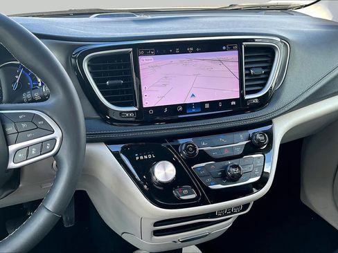 Used 2024 Chrysler Pacifica Limited FWD image 7