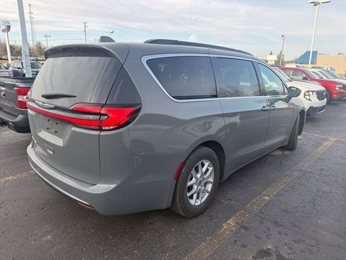 Used 2022 Chrysler Pacifica Touring-L FWD image 9