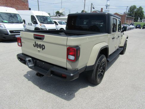 Used 2022 Jeep Gladiator Sport AWD/4WD image 3
