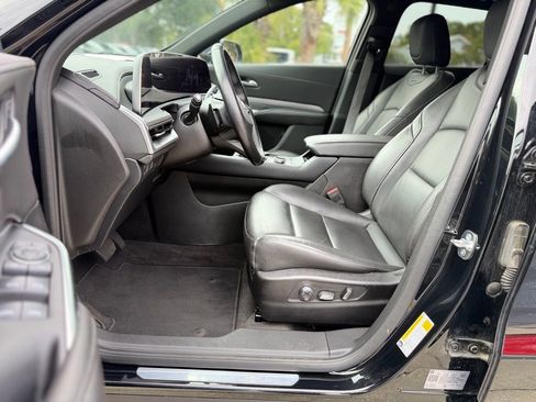 Used 2025 Cadillac XT4 Premium Luxury image 9