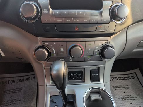 Used 2011 Toyota Highlander SE w/ Tow Pkg FWD image 19