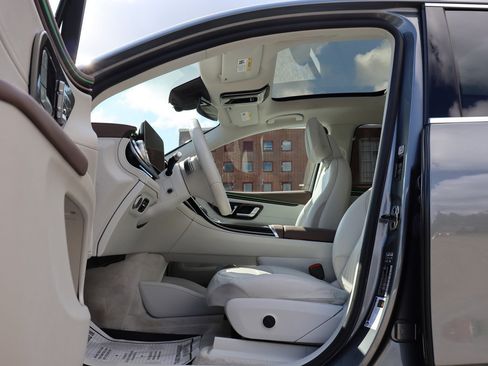 Used 2023 Mercedes-Benz EQS 450+ SUV image 11