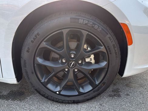 Used 2025 Chrysler Pacifica Limited FWD image 15