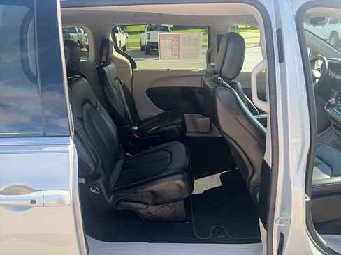 Used 2024 Chrysler Pacifica Touring-L FWD image 47