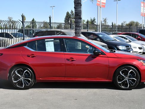 Used 2025 Nissan Altima 2.5 SR FWD image 9