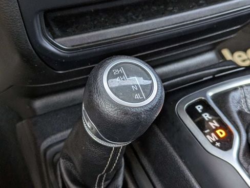 Used 2019 Jeep Wrangler Unlimited Sahara AWD/4WD image 23