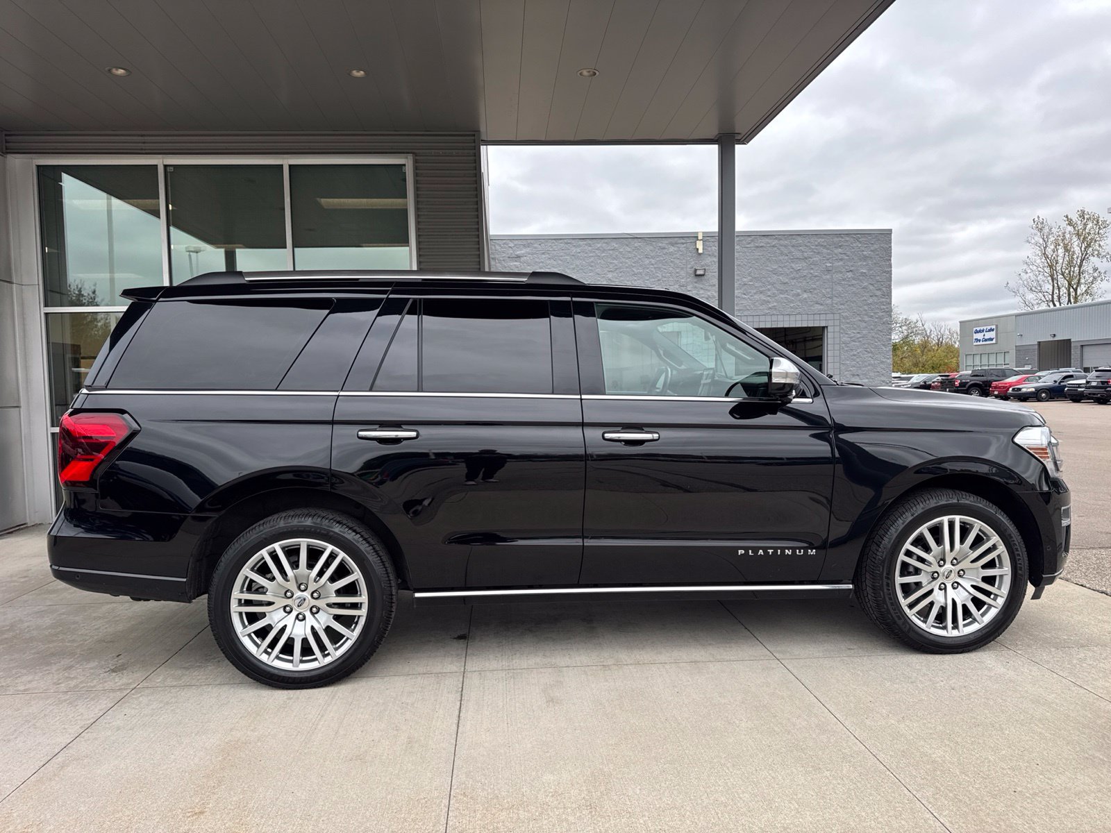 Certified 2024 Ford Expedition Platinum AWD/4WD image 9