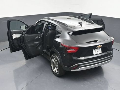 Used 2025 Chevrolet Trax LT w/ LT Convenience Package FWD image 44