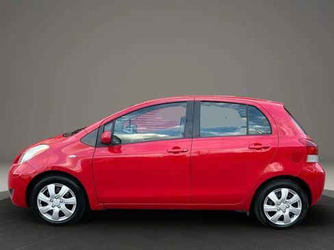 Used 2010 Toyota Yaris 4-Door Hatchback image 7