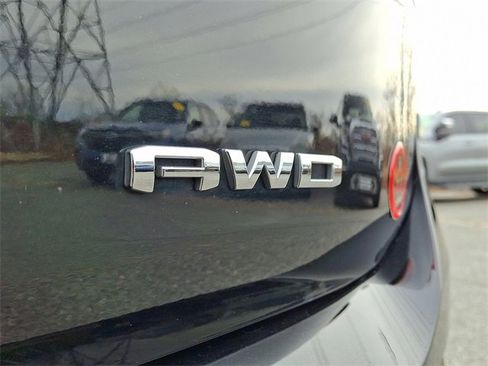 Used 2024 GMC Terrain SLT image 32