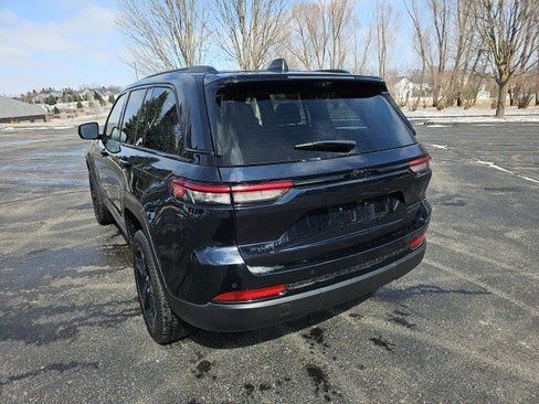 Used 2023 Jeep Grand Cherokee Limited w/ Luxury Tech Group II image 3