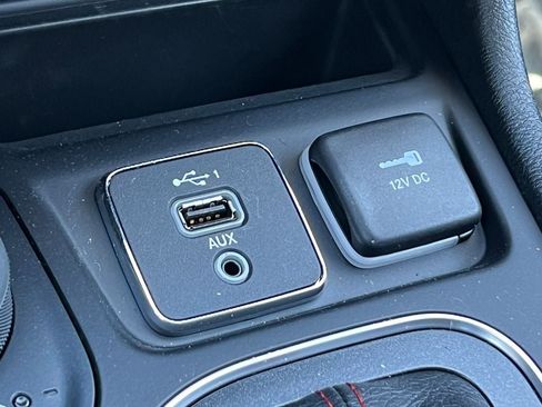 Used 2022 Jeep Cherokee Trailhawk w/ Premium Leather Package AWD/4WD image 33