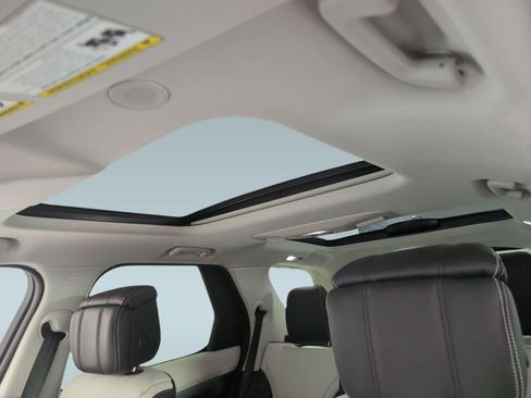 Certified 2025 Land Rover Discovery Dynamic SE image 12