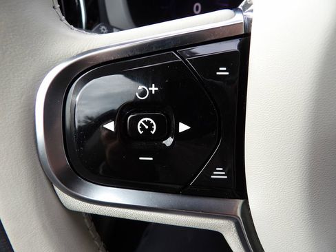 Certified 2024 Volvo XC60 B5 Plus w/ Climate Package image 19