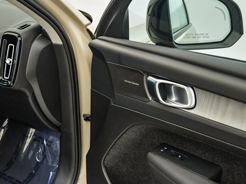 Certified 2025 Volvo XC40 B5 Ultra w/ Climate Package image 18