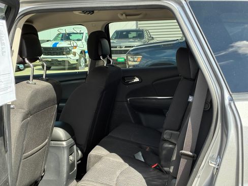 Used 2019 Dodge Journey SE w/ Connectivity Group FWD image 3