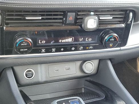 Used 2022 Nissan Rogue SV FWD image 17