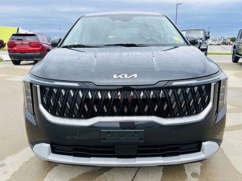 Used 2025 Kia Carnival FWD image 32