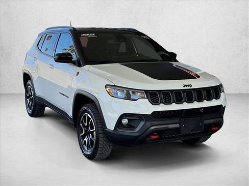 Used 2025 Jeep Compass Trailhawk image 5