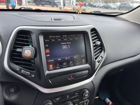 Used 2014 Jeep Cherokee Latitude w/ Comfort/Convenience Group image 4