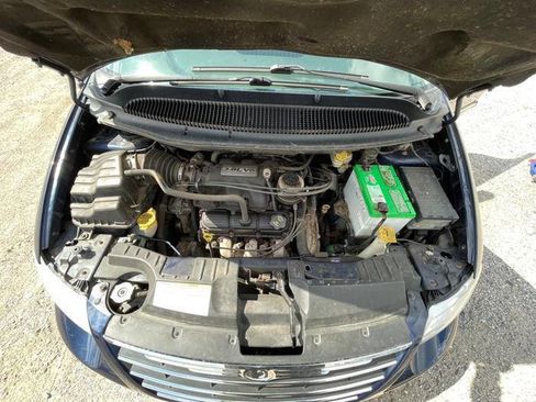 Used 2005 Chrysler Town & Country Touring FWD image 40