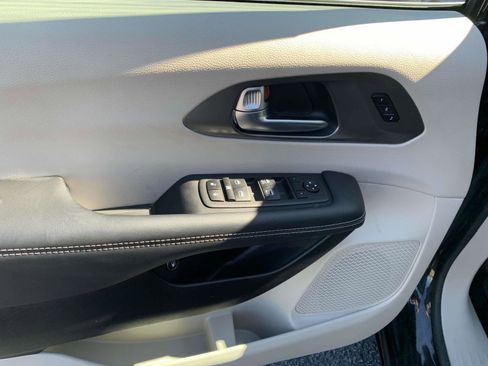 Certified 2023 Chrysler Pacifica Touring-L image 7