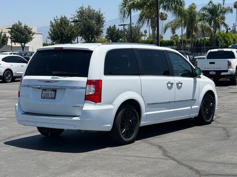 Used 2015 Chrysler Town & Country Limited FWD image 5