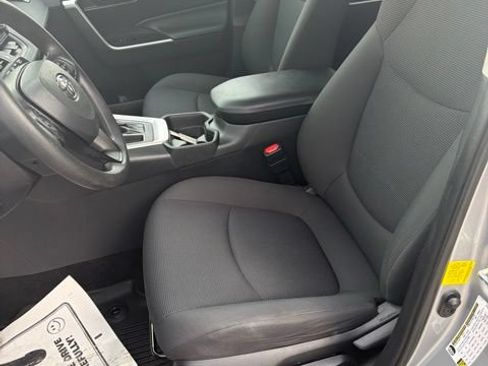 Used 2019 Toyota RAV4 LE FWD image 15