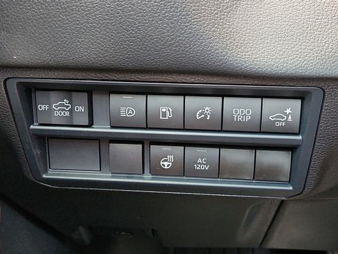 Used 2025 Toyota Tundra Limited AWD/4WD image 17