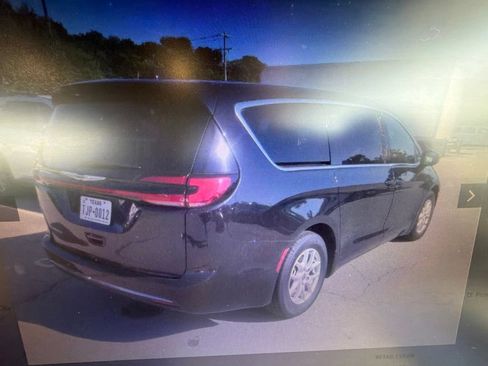 Certified 2023 Chrysler Pacifica Touring-L FWD image 2