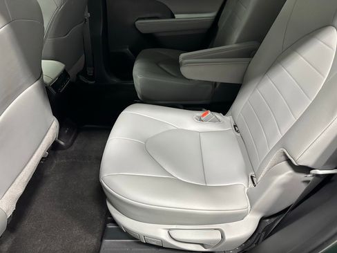 Used 2025 Toyota Highlander XLE image 51