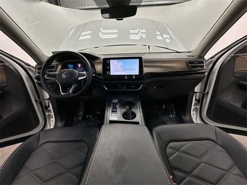 Certified 2025 Volkswagen Atlas SE image 19