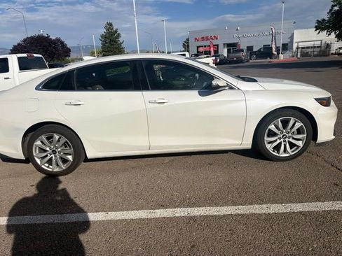 Used 2018 Chevrolet Malibu LT FWD image 2