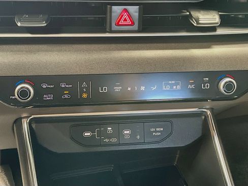 Used 2026 Kia Carnival EX FWD image 16